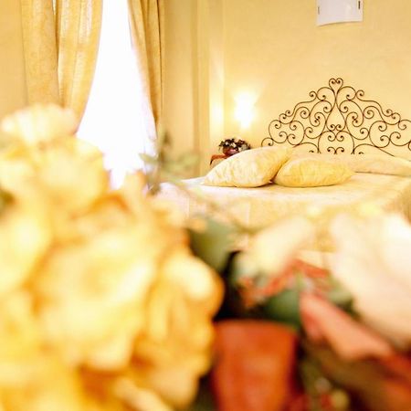Hotel Palazzo Di Mezzo Carrù Eksteriør billede