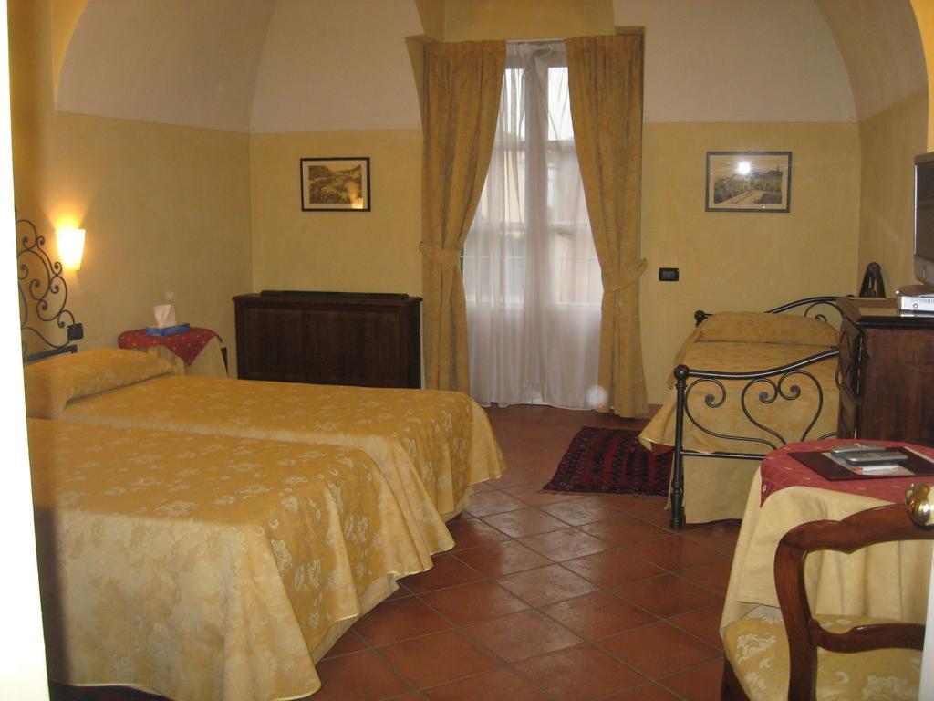 Hotel Palazzo Di Mezzo Carrù Værelse billede