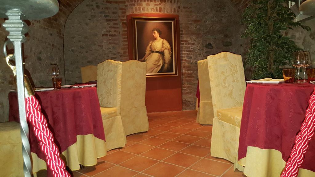 Hotel Palazzo Di Mezzo Carrù Eksteriør billede