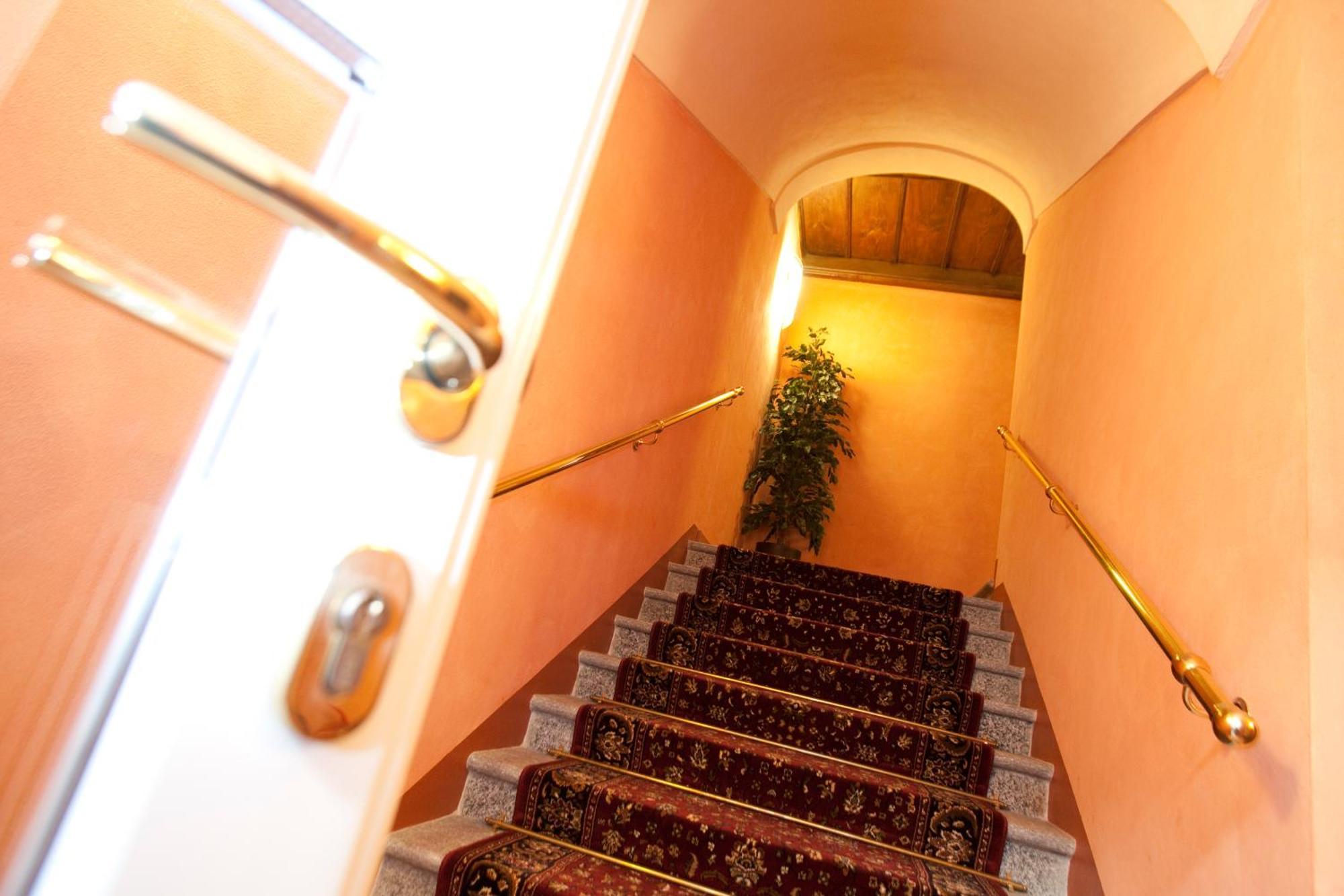 Hotel Palazzo Di Mezzo Carrù Eksteriør billede