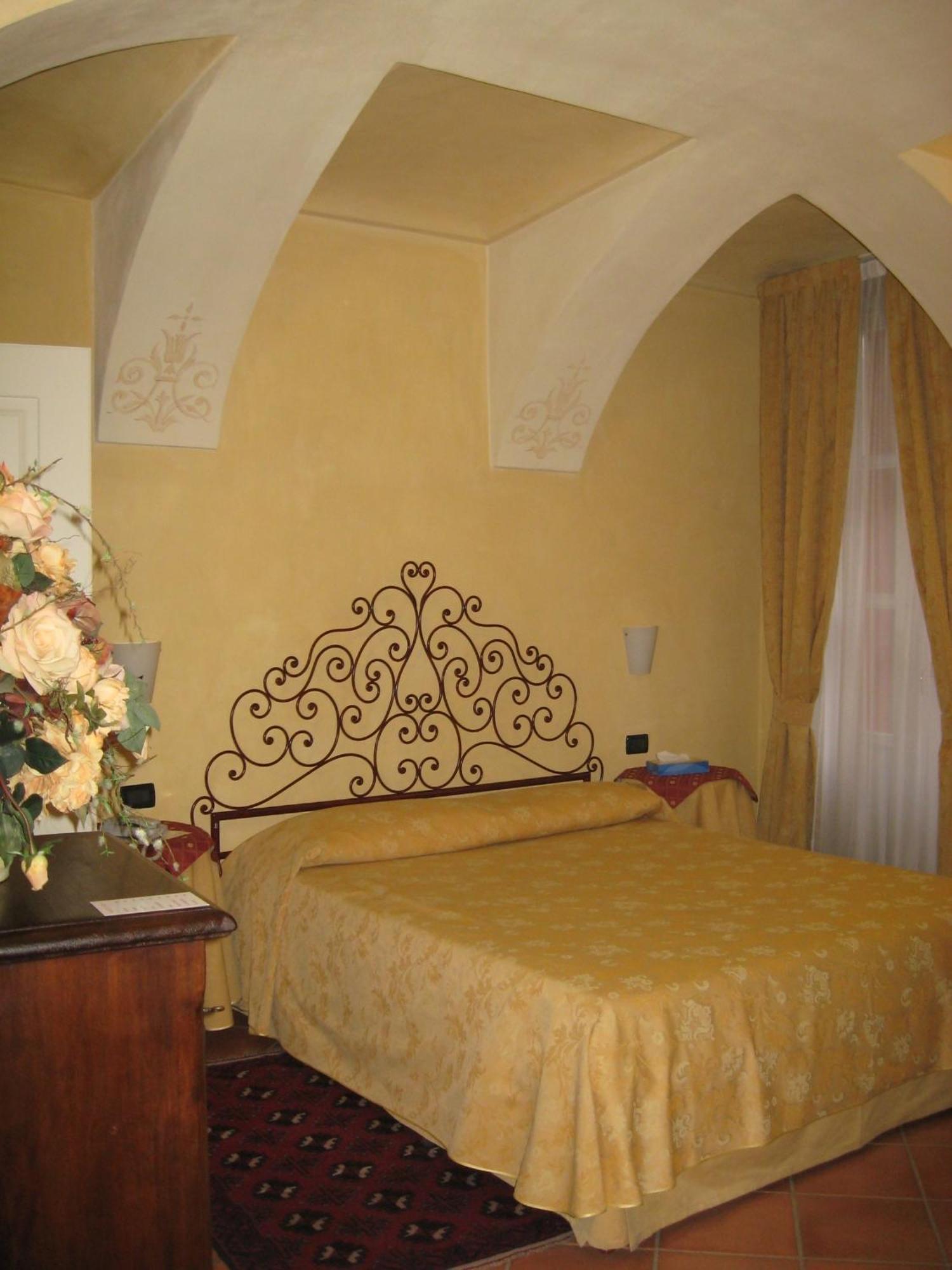 Hotel Palazzo Di Mezzo Carrù Værelse billede
