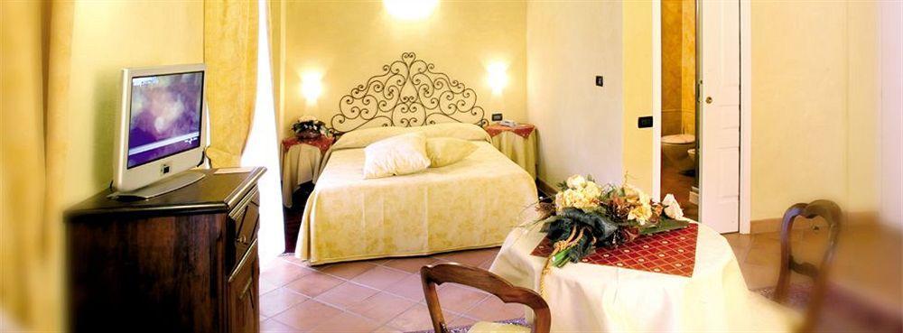 Hotel Palazzo Di Mezzo Carrù Eksteriør billede