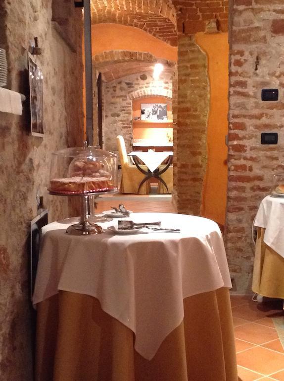 Hotel Palazzo Di Mezzo Carrù Eksteriør billede