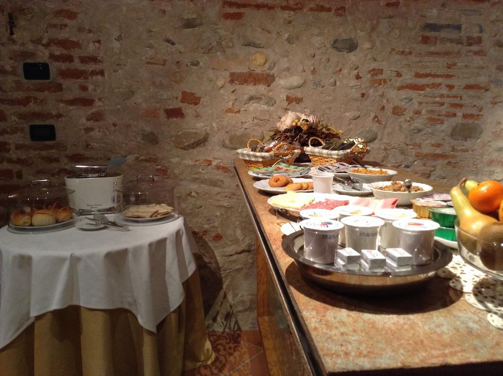 Hotel Palazzo Di Mezzo Carrù Eksteriør billede