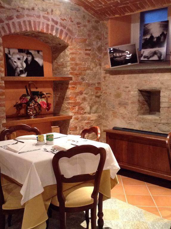 Hotel Palazzo Di Mezzo Carrù Eksteriør billede