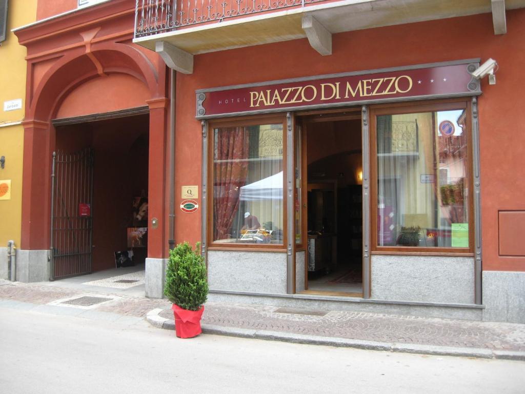 Hotel Palazzo Di Mezzo Carrù Eksteriør billede