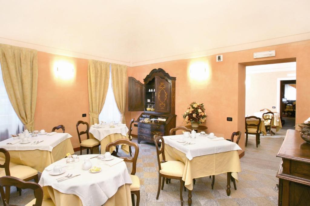 Hotel Palazzo Di Mezzo Carrù Eksteriør billede
