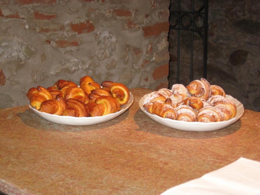 Hotel Palazzo Di Mezzo Carrù Eksteriør billede