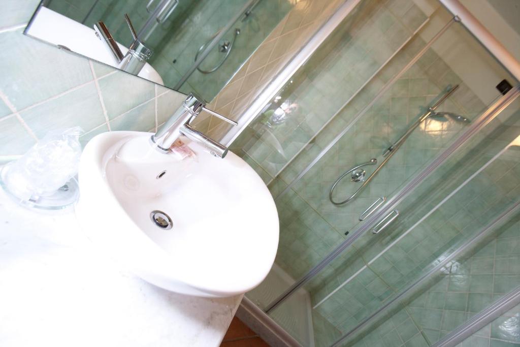 Hotel Palazzo Di Mezzo Carrù Eksteriør billede