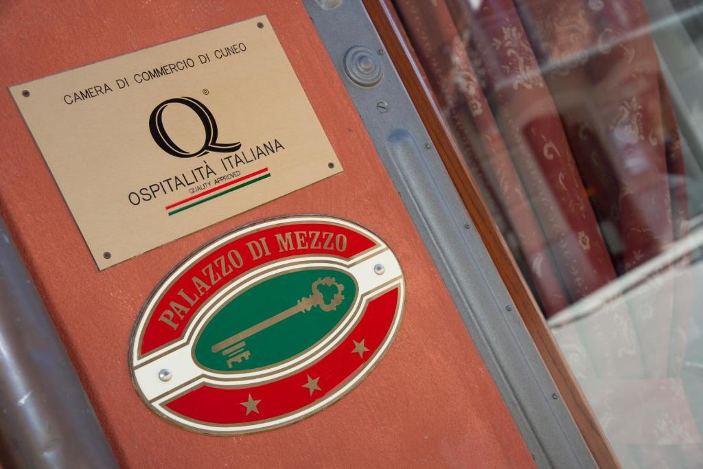 Hotel Palazzo Di Mezzo Carrù Eksteriør billede