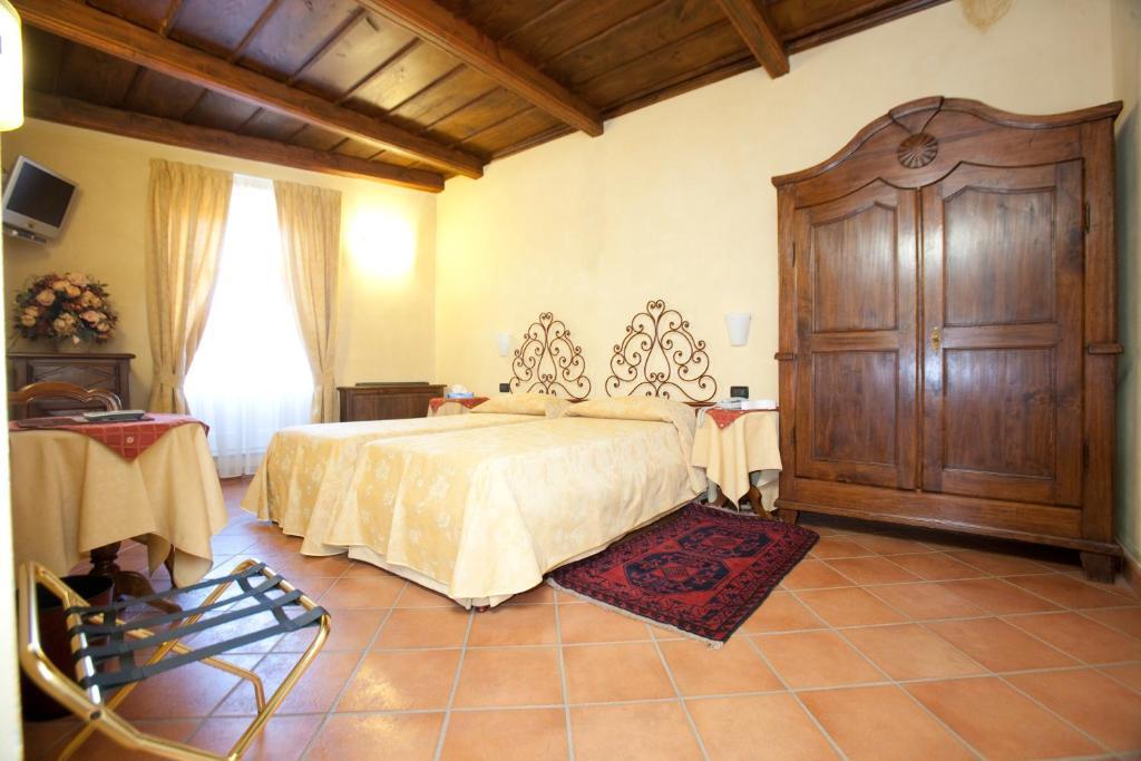 Hotel Palazzo Di Mezzo Carrù Eksteriør billede