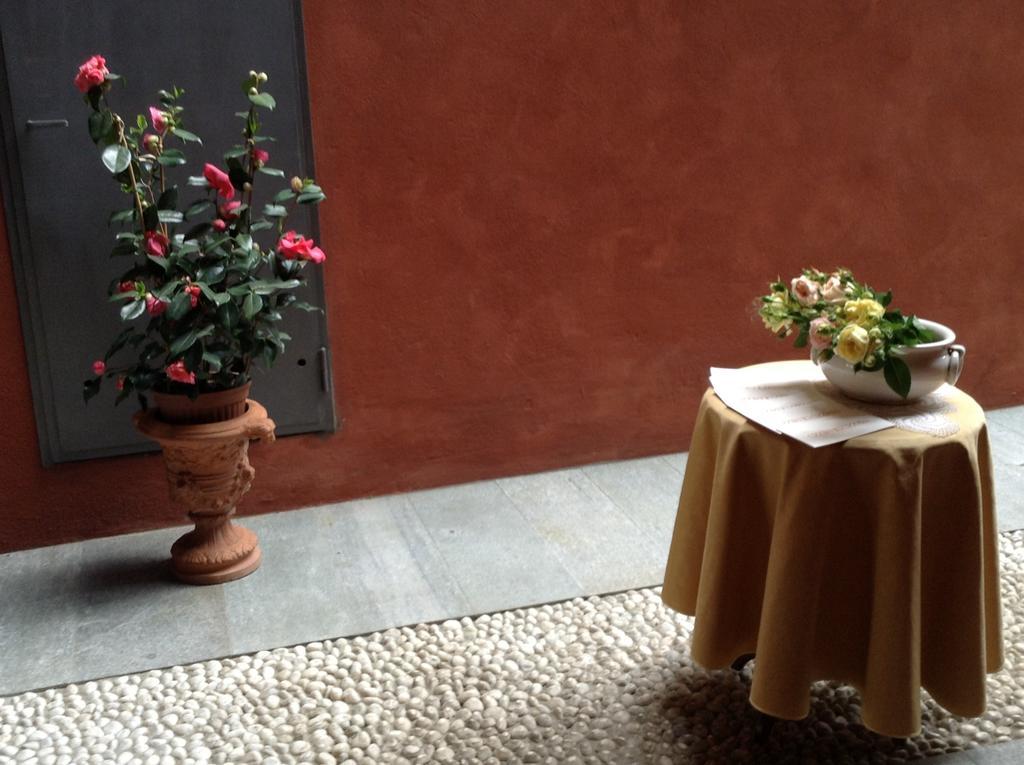 Hotel Palazzo Di Mezzo Carrù Eksteriør billede