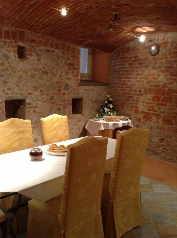 Hotel Palazzo Di Mezzo Carrù Eksteriør billede