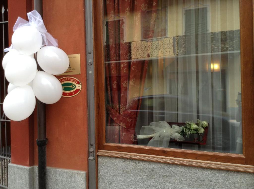Hotel Palazzo Di Mezzo Carrù Eksteriør billede