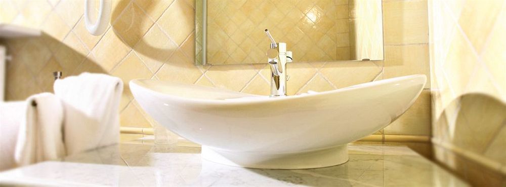 Hotel Palazzo Di Mezzo Carrù Eksteriør billede