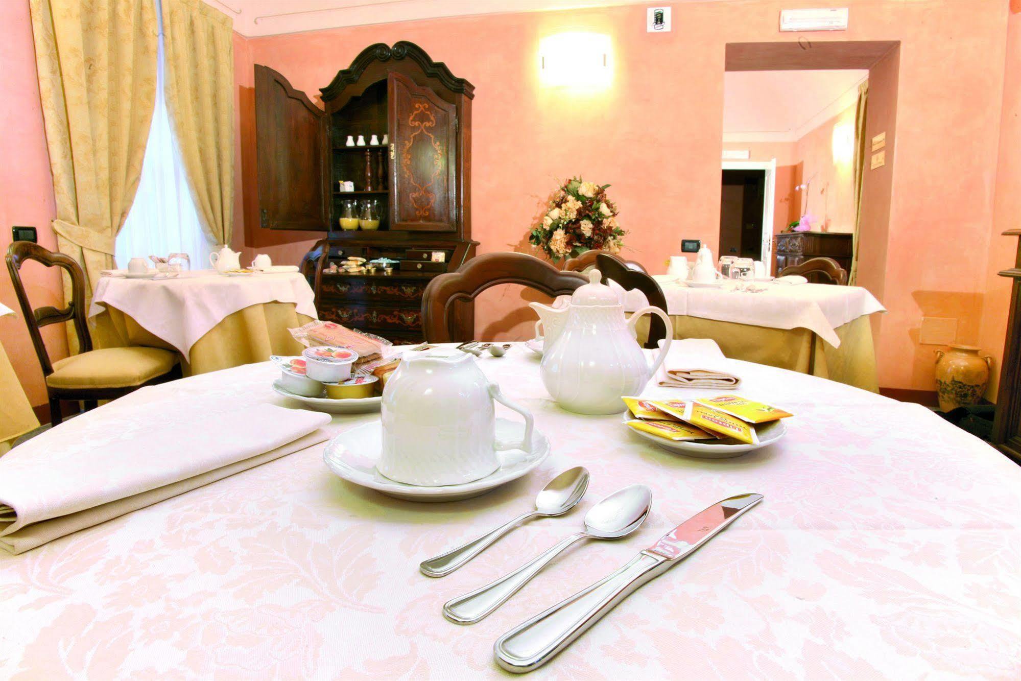 Hotel Palazzo Di Mezzo Carrù Eksteriør billede