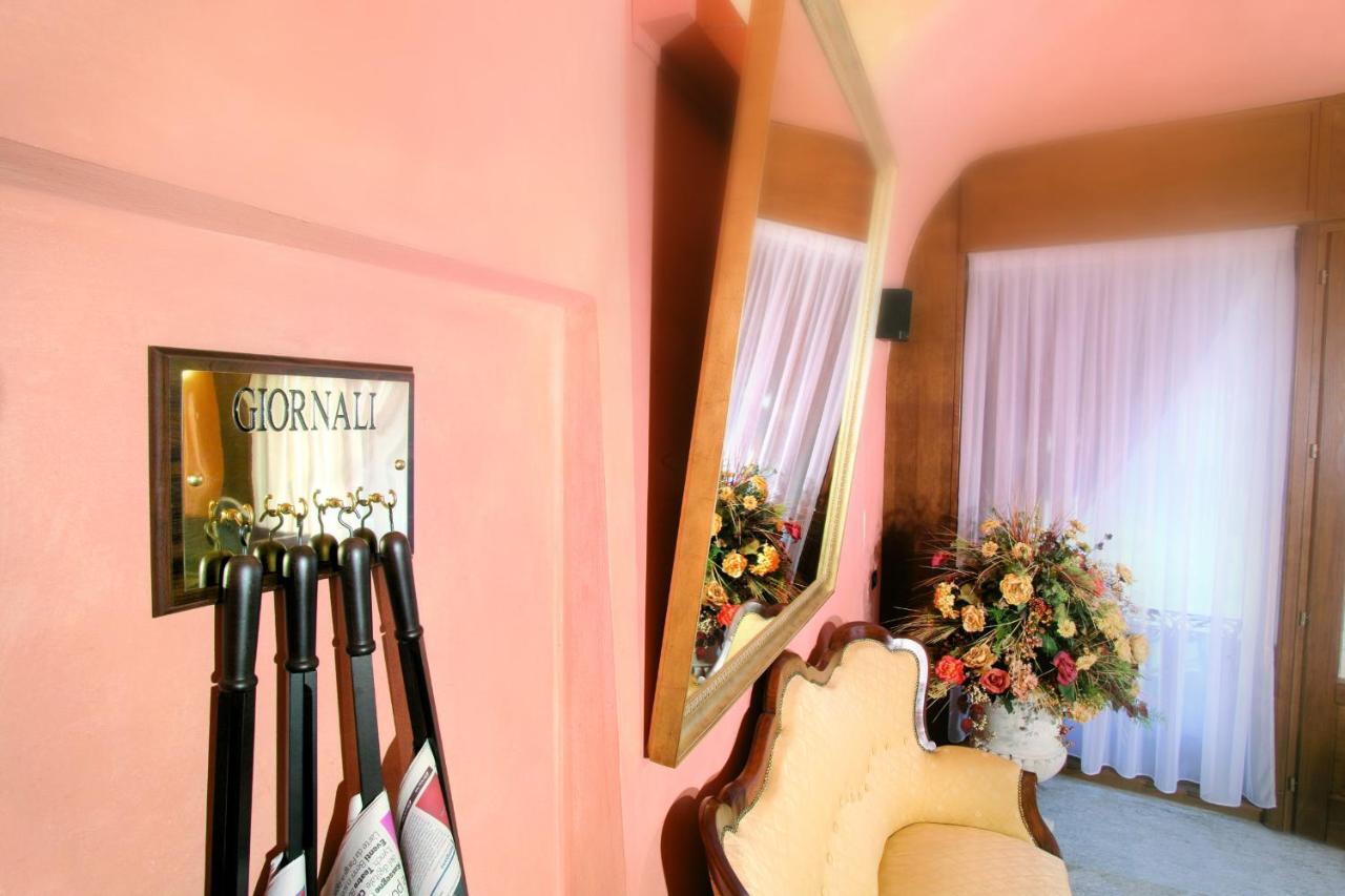 Hotel Palazzo Di Mezzo Carrù Eksteriør billede