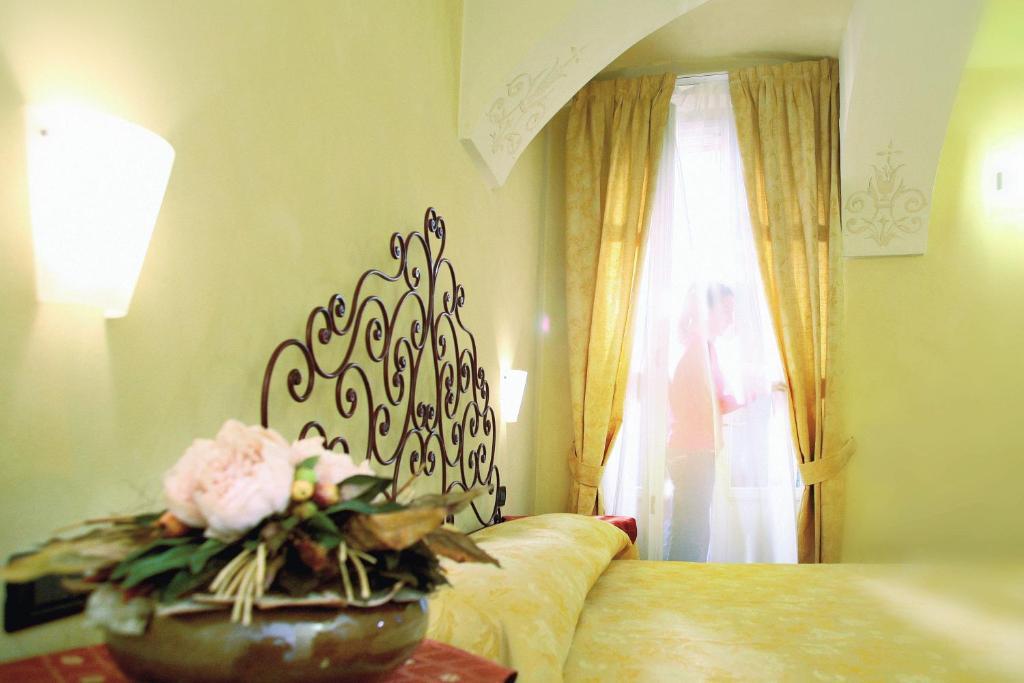 Hotel Palazzo Di Mezzo Carrù Eksteriør billede