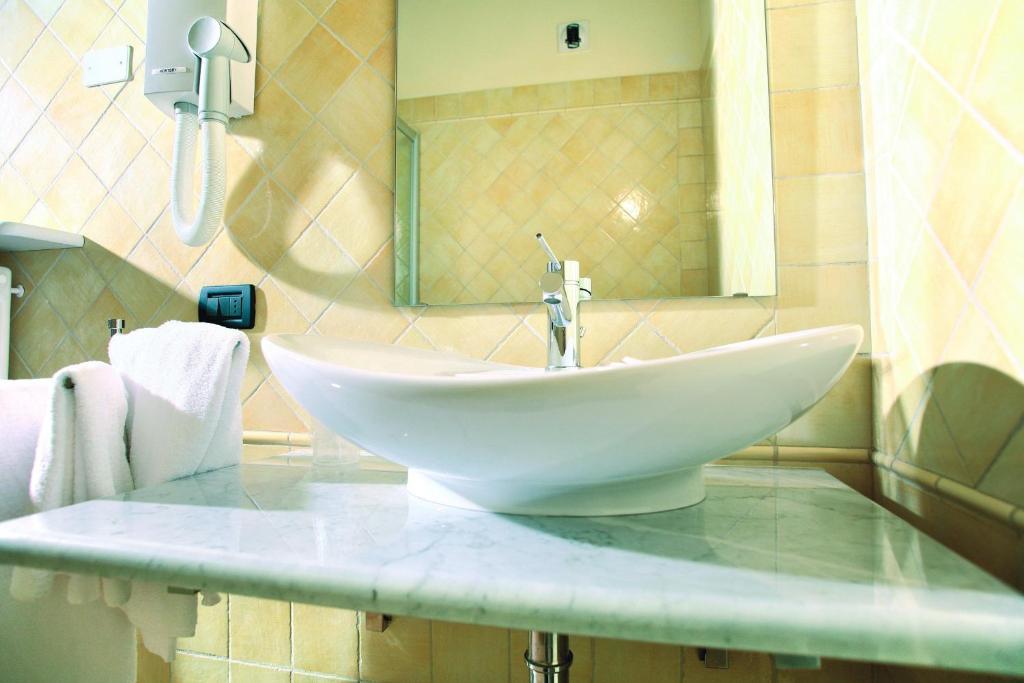 Hotel Palazzo Di Mezzo Carrù Eksteriør billede